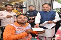 दिव्यांग रग्बी खिलाड़ी की मदद के लिए मुख्यमंत्री आगे आए — जनदर्शन में स्वीकृत किया 90 हजार रुपए का आर्थिक अनुदान