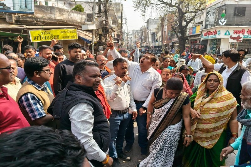 CG Crime: मुस्लिम युवक ने दुकान में घुसकर चाकू से गोदा, हिन्दू संगठन ने रैली निकलकर किया चक्काजाम