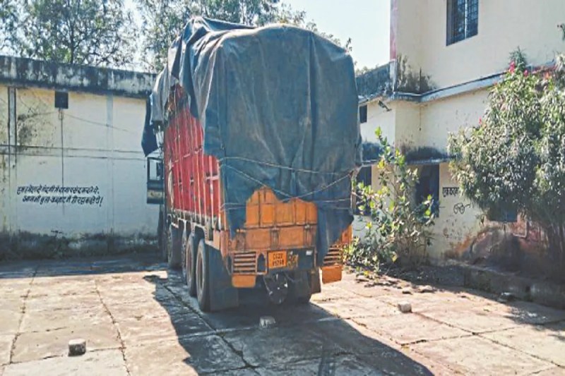 CG News: धान खरीदी से पहले अवैध व्यापार पर कड़ी कार्रवाई, महाराष्ट्र से 303 क्विंटल परिवहन, मंडी के सामने जब्त