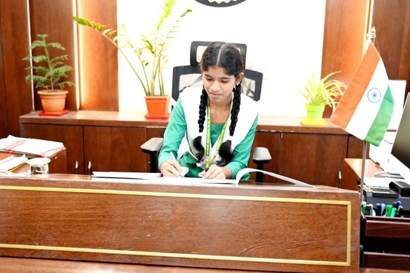 15 मिनट की कलेक्टर बनी 12वीं की छात्रा, पॉलिथीन मुक्त जिला बनाने समेत दिए तीन महत्वपूर्ण निर्देश