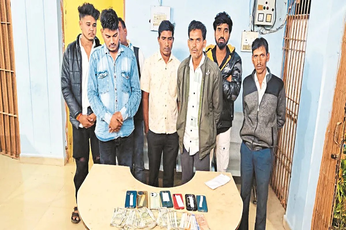 CG Crime: सजी थी जुआरियों की महफ़िल, आठ लोग गिरफ्तार, दो लाख से अधिक का जुआ सामग्री जब्त