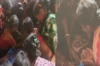 CG Naxal Encounter: 76 घंटे बाद गृहग्राम पंहुचा हिडमा और उसकी पत्नि का शव, ग्रामीणों की उमड़ी भीड़, पुलिस पर लगा यह आरोप