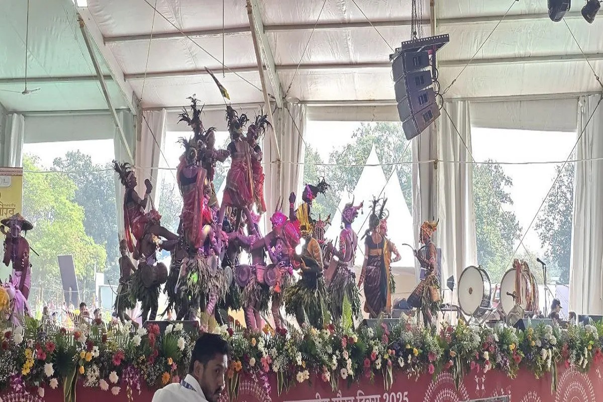 राष्ट्रपति द्रौपदी मुर्मू के आगमन पर बस्तर के कलाकारों की प्रस्तुति, देखें तस्वीरें