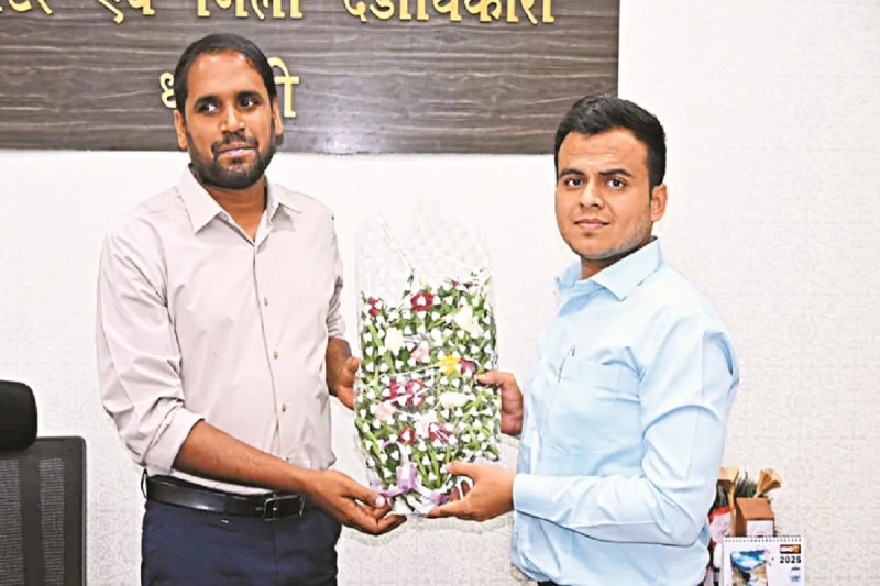 CGPSC 2024 Result: नोएडा में मिली जॉब को छोड़ा, अब CGPSC में अनंत को मिला 26 वां रैंक, कलेक्टर ने किया सम्मानित