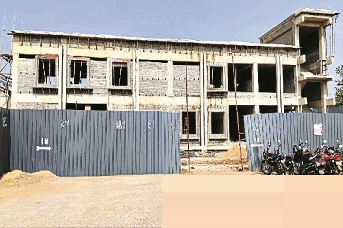 CG News: दो साल में नहीं बन पाया रेलवे स्टेशन, यात्री हुए परेशान, 16 करोड़ की लागत से किया जा रहा निर्माण