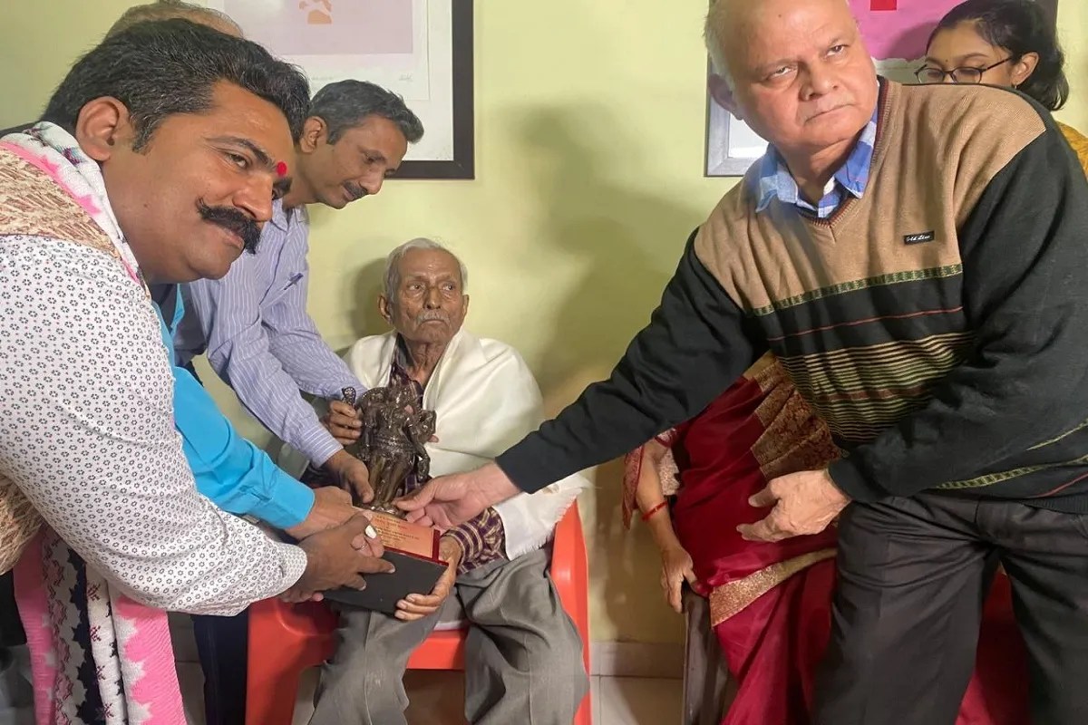 मशहूर साहित्यकार विनोद कुमार शुक्ल को मिला ज्ञानपीठ पुरस्कार, वाग्देवी की प्रतिमा देकर किया गया समान्नित