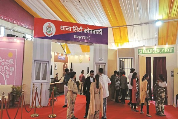 CG Rajyotsav 2025: राज्योत्सव में न्यू क्रिमिनल लॉ, नए कानून से युवती को मिला जल्द न्याय, 30 पुलिसवाले ही बने अभिनेता