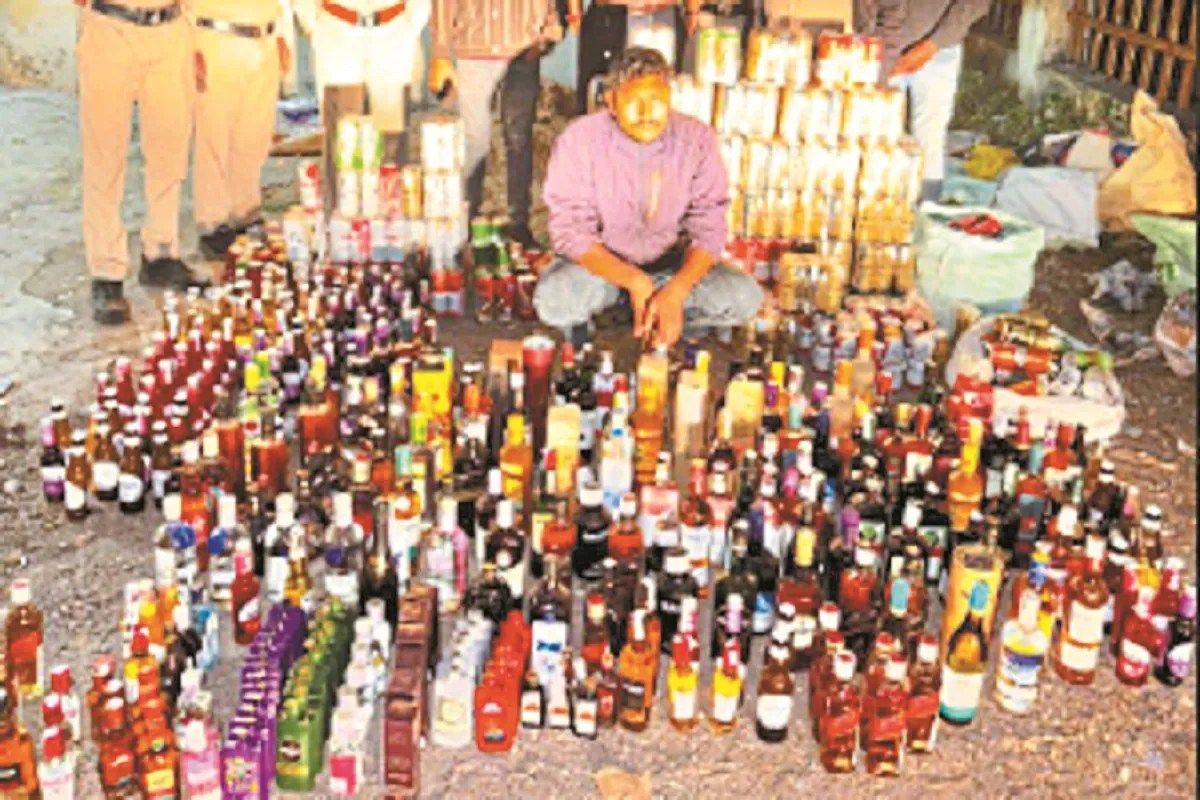 CG Crime: आबकारी विभाग ने मारा छापा, छत्तीसगढ़ में सप्लाई न होने वाली महंगी शराब के साथ आरोपी गिरफ्तार