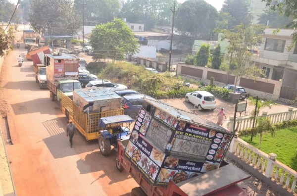 निगम का अमला साइंस कॉलेज के पास स्थित चौपाटी को करता शिफ्ट।