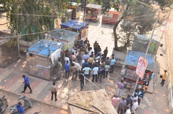 निगम का अमला साइंस कॉलेज के पास स्थित चौपाटी को करता शिफ्ट।