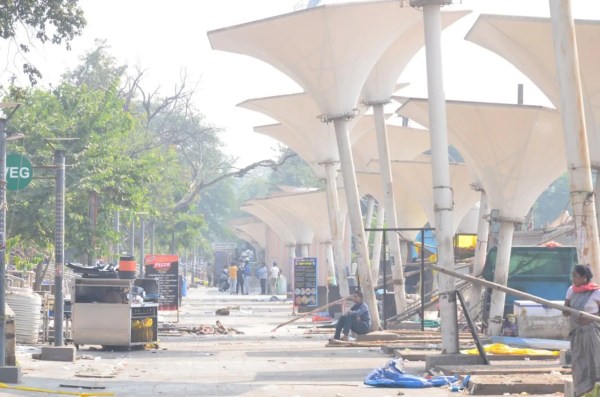 निगम का अमला साइंस कॉलेज के पास स्थित चौपाटी को करता शिफ्ट।