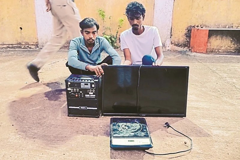 CG Crime: सरकारी स्कूल में चोरी, आरोप में दो लोग गिरफ्तार, रिमांड पर भेजा जेल