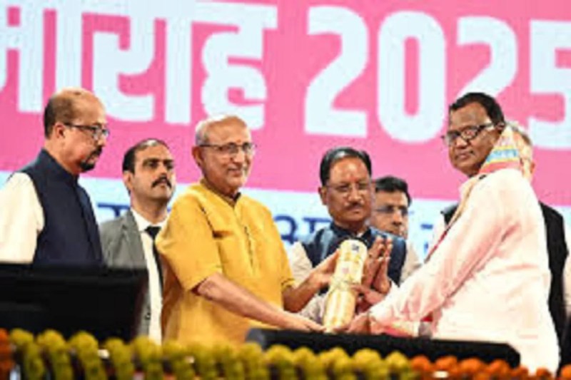 उपराष्ट्रपति सी. पी. राधाकृष्णन छत्तीसगढ़ रजत महोत्सव के समापन समारोह में शामिल हुए