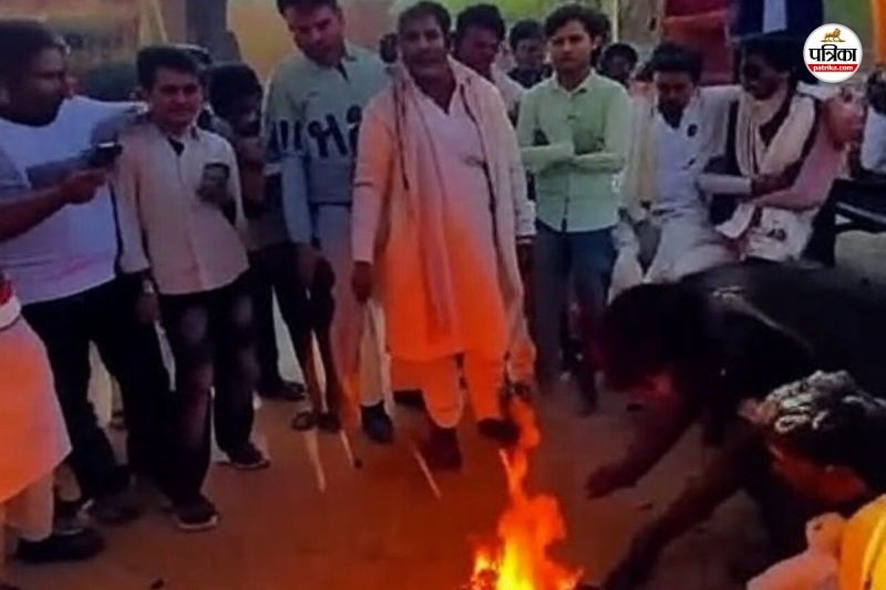 Rajasthan Karmuka village has a unique decision against cyber fraud mobile phones were burnt everyone took this oath
