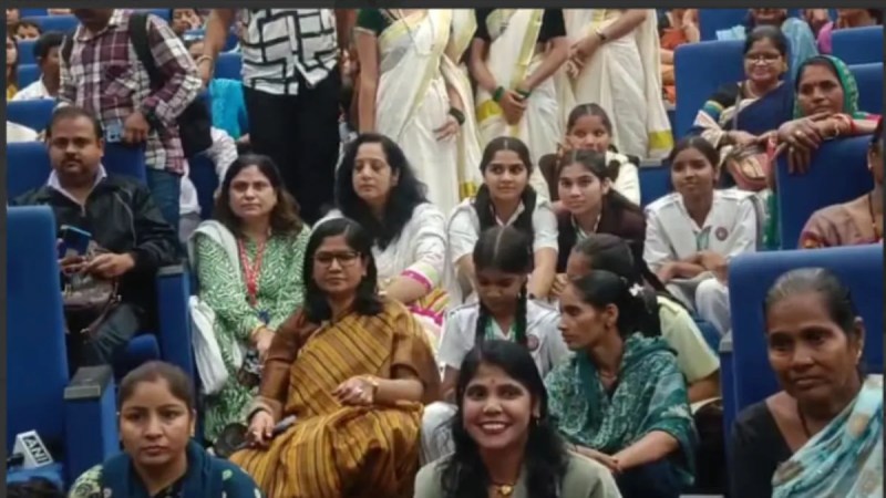 ग्वालियर में सोफा छोड़कऱ जमीन पर बैठीं कलेक्टर रुचिका चौहान