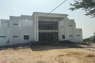 महाविद्यालय में ऑडिटोरियम की निर्माणाधीन बिल्डिंग। फोटो-पत्रिका