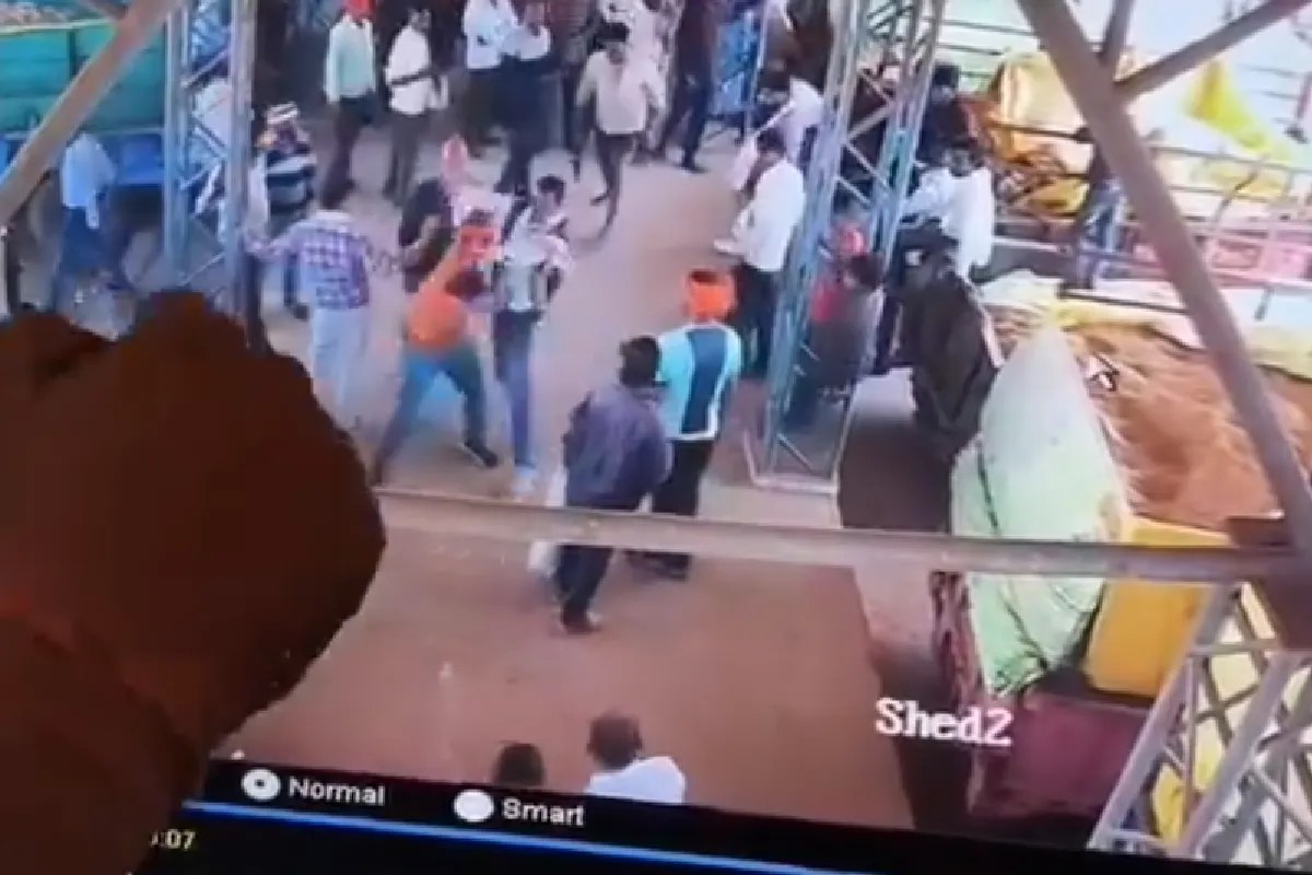 bhitarwar mandi fight video viral farmers beat traders paddy prices mp news