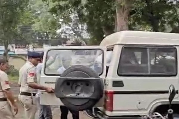 finance company fraud 3 employees arrested barwani mp news