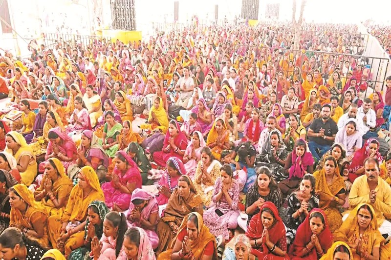 Shiv Mahapuran Katha: शिवपुराण कथा के पहले दिन उमड़ी भीड़, पंडित प्रदीप मिश्रा का प्रवचन सुनने पहुंचे भक्त