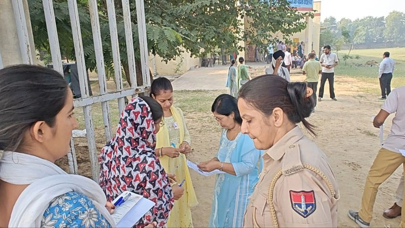 हनुमानगढ़ में परीक्षा केंद्र में अचानक अटकी सांस, ग्राम विकास अधिकारी परीक्षा, अचानक अटकी सांस तो सबके उड़े होश, हनुमानगढ़ में इम्तिहान में नहीं बैठे 2181 अभ्यर्थी, परीक्षा की दौड़ से हुए बाहर