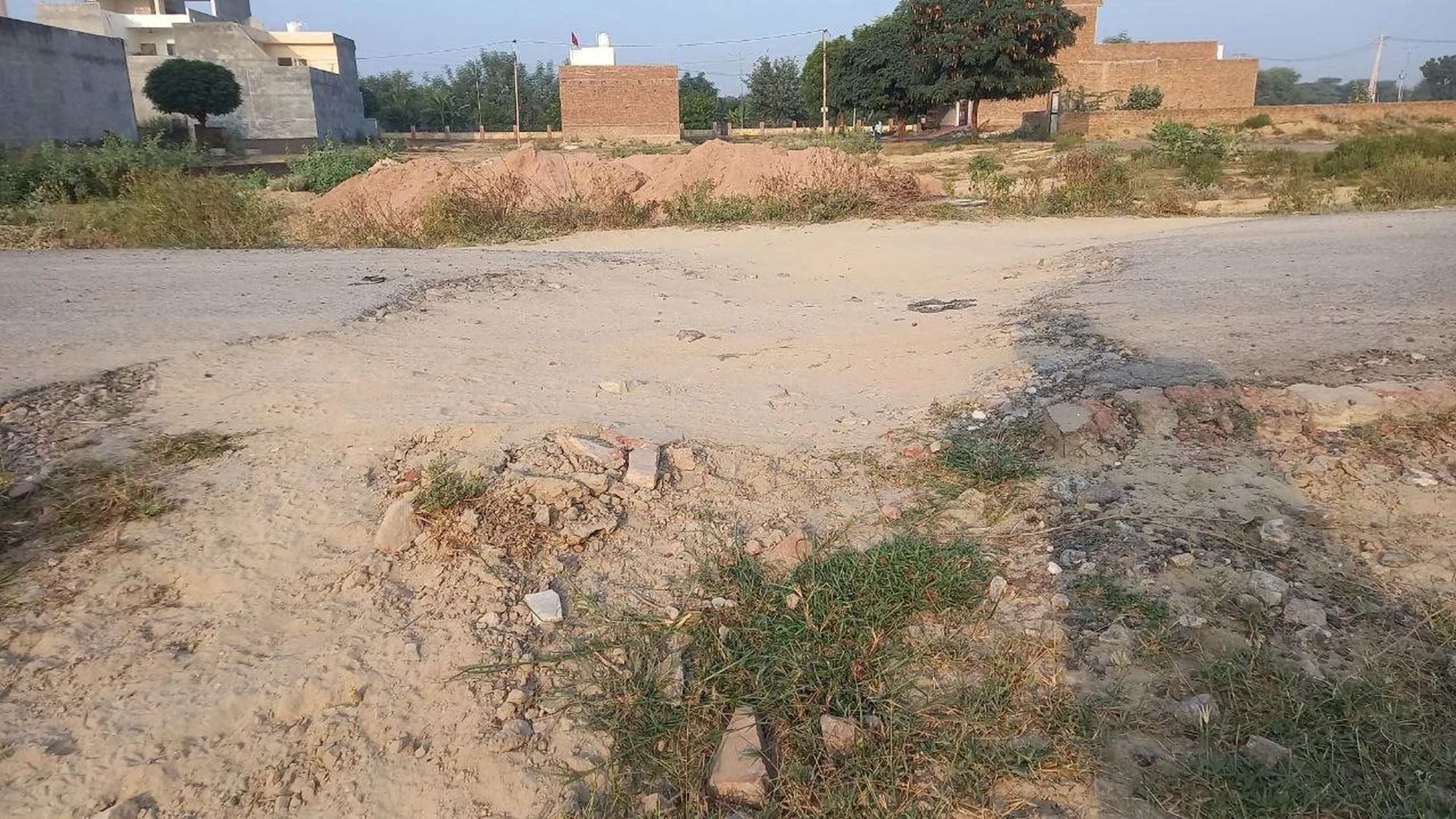 हनुमानगढ़ में जंक्शन के सिविल लाइन की सडक़ पर बना गड्ढ़ा।