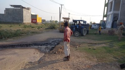 हनुमानगढ़: जिला मुख्यालय पर सडक़ों पर बने गड्ढें पर बुधवार को पेचवर्क करती टीम।
