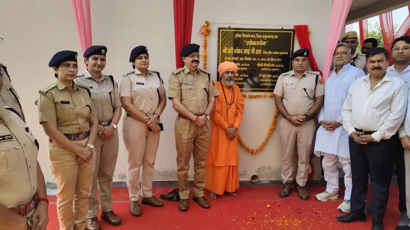 हनुमानगढ़ जिला मुख्यालय पर बुधवार को कंट्रोल रूम के नव निर्मित भवन का लोकार्पण करते पुलिस अधिकारी व मौजूद दानदाता।