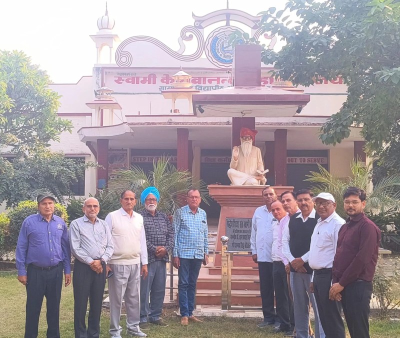 हनुमानगढ़: संगरिया के ग्रामोत्थान विद्यापीठ में मौजूद पूर्व विद्यार्थी व अन्य।