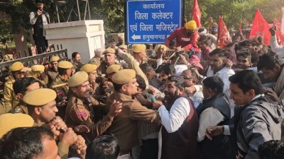 हनुमानगढ़. जिला कलक्ट्रेट के समक्ष बुधवार को पुलिसकर्मी और पूर्व विधायक बलवान पूनियां के बीच हो रही तनातनी।