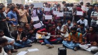 निलंबन के खिलाफ छात्रों ने किया जोरदार प्रदर्शन