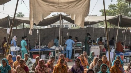 ऑपरेशन से पहले जमीन पर भी बैठाया