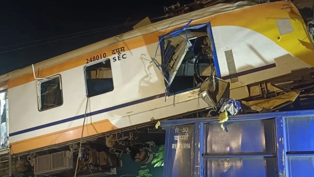 Train Accident: बिलासपुर ट्रेन हादसा, लोको पायलट समेत 11 की मौत, 20 लोग गंभीर रूप से घायल, बोगियों को काटकर निकाला शव 
