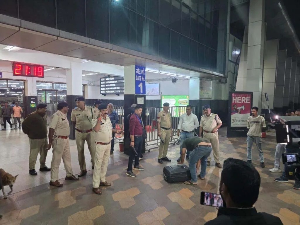 High Alert in Raipur: दिल्ली में ब्लास्ट के बाद रायपुर में अलर्ट जारी, एयरपोर्ट और रेलवे स्टेशन पर तगड़ी चेकिंग
