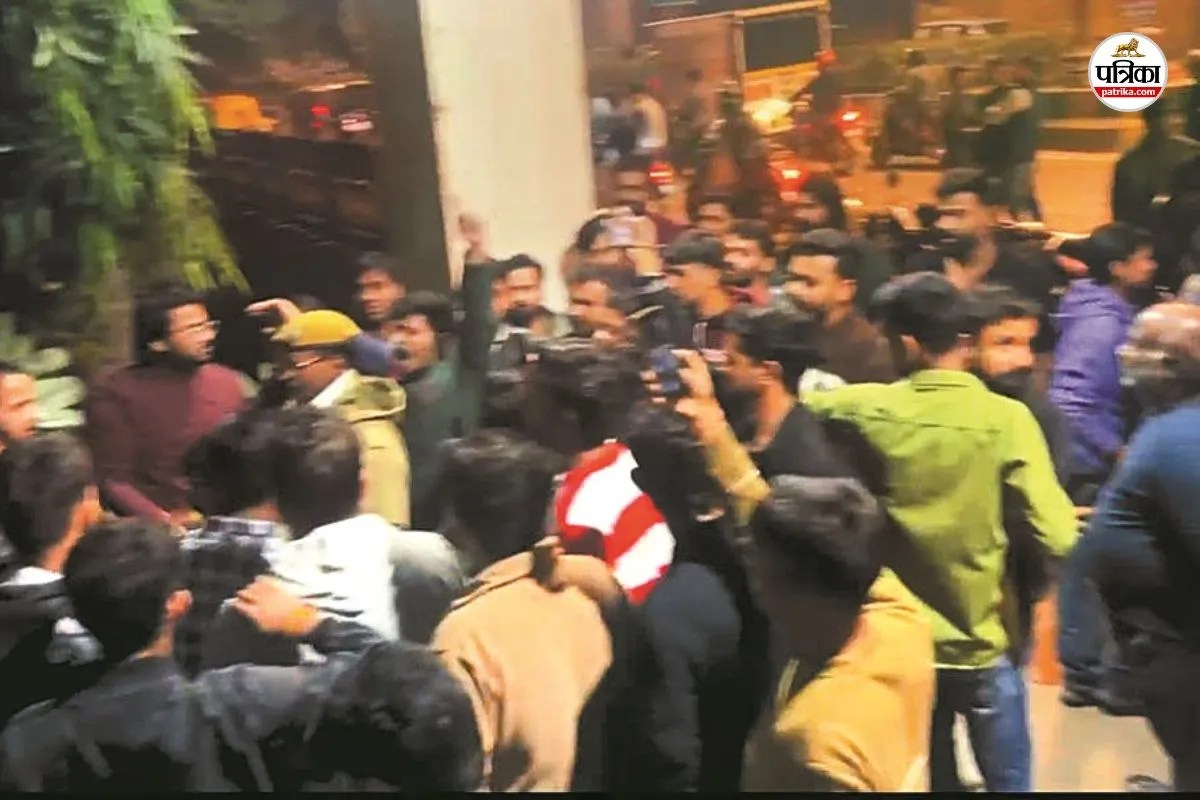 Jaipur Crime fight broke out between a shopkeeper and three youths leading to commotion