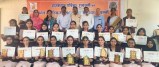 सृजन की शक्ति को सलाम: मोमेंटो और प्रमाण पत्र के साथ छात्राओं की उपलब्धियां बनी उनकी नई प्रेरणा। साथ में प्राचार्य एवं अतिथि।