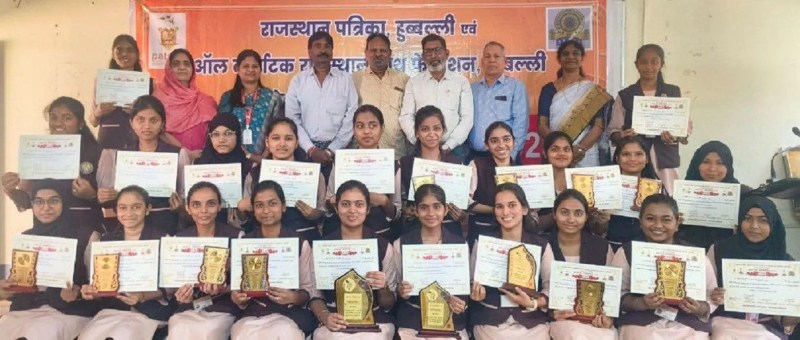 सृजन की शक्ति को सलाम: मोमेंटो और प्रमाण पत्र के साथ छात्राओं की उपलब्धियां बनी उनकी नई प्रेरणा। साथ में प्राचार्य एवं अतिथि।