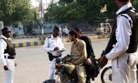 Karachi traffic police issuing fine