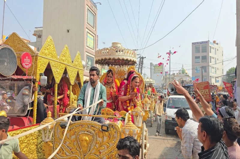 विंटेज कारों, ऊंटों और घोड़ों पर निकली किन्नर समाज की गंगा जल कलश यात्रा