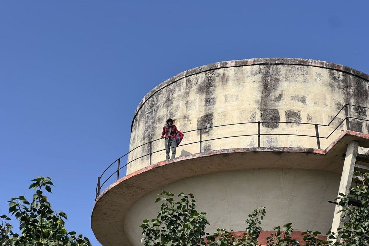 किराएदार महिला ने पानी टंकी पर चढ़कर आत्मदाह का किया प्रयास, मकान मालिक पर लगाया प्रताड़ना का आरोप