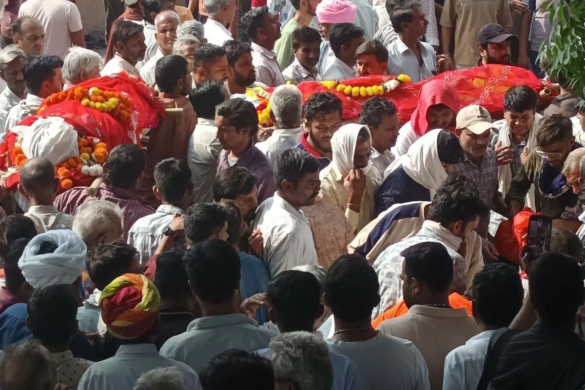 एक साथ पहुंची 12 अर्थियां तो श्मशान भी रो पड़ा…मां-बेटी, दादी-पोता,  मां-बेटा, देवरानी-जेठानी की चिताएं देख हर कोई फफक उठा | Patrika News |  हिन्दी न्यूज