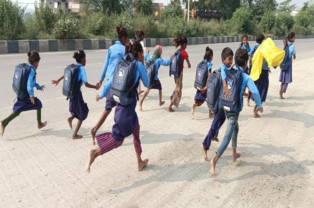 सरकारी ड्रेस मददगार, पांव में नहीं जूते, ये है बिहार की स्कूलों के हालात