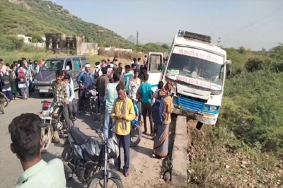 टोडारायसिंह से वाया बीसलपुर देवली जा रही सवारी बस पुलिया से टकराई