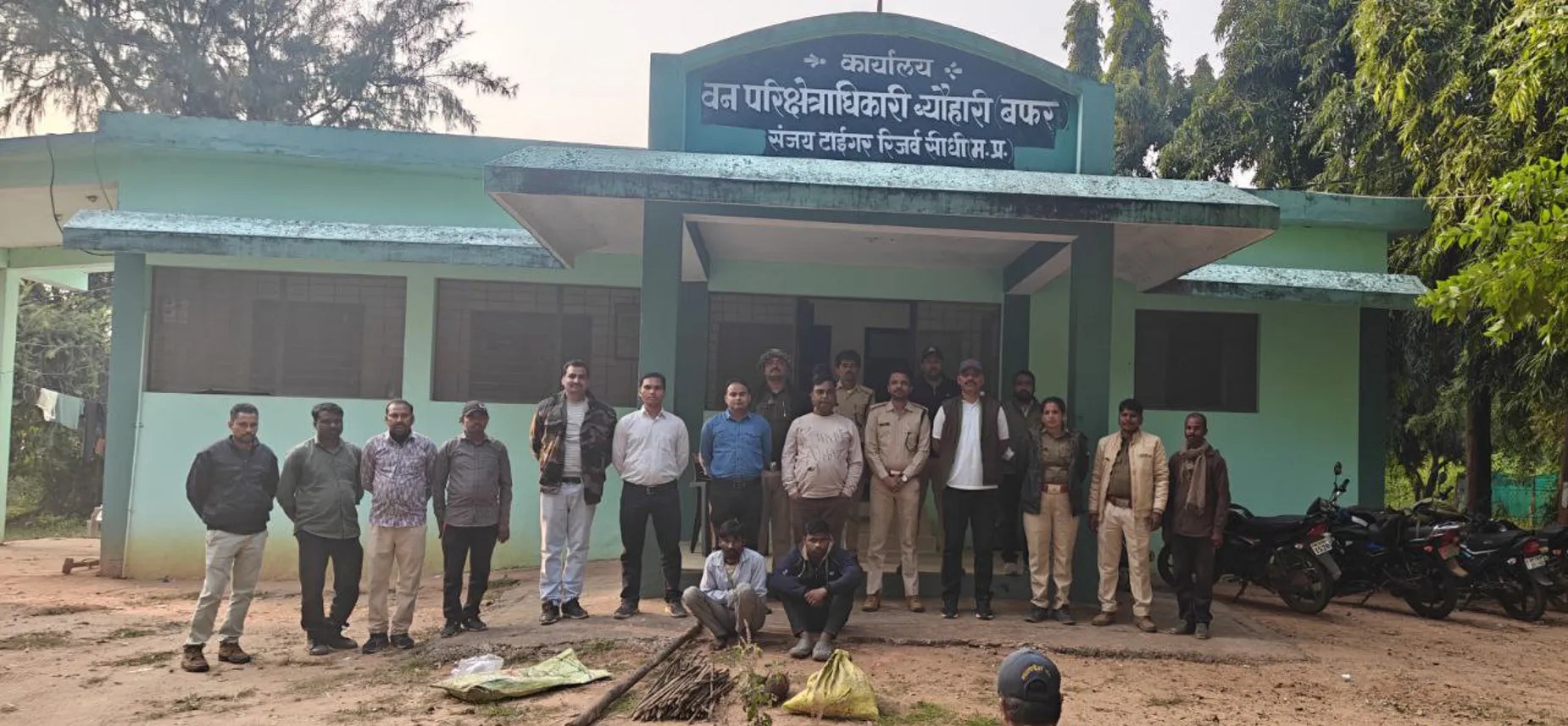 जंगली जानवरों के शिकार के लिए जंगल मे फैलाया गया था करंट, फं सने से बाघ की हुई मौत, साक्ष्य छिपाने कई टुकड़े कर खेत मे दफना दिए थे