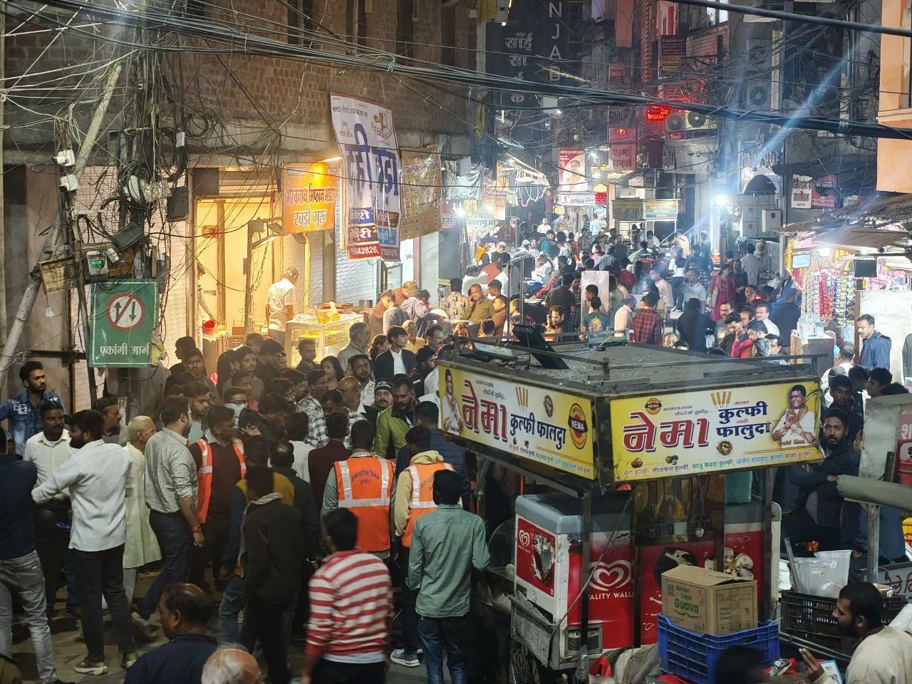 सराफा चौपाटी पर नम्बर के आधार पर लगेगी दुकानें, निगम ने नम्बर की तख्ती देकर अन्दर जाने दिए ठेले