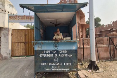 जूनागढ़ के सामने स्थित बूथ।