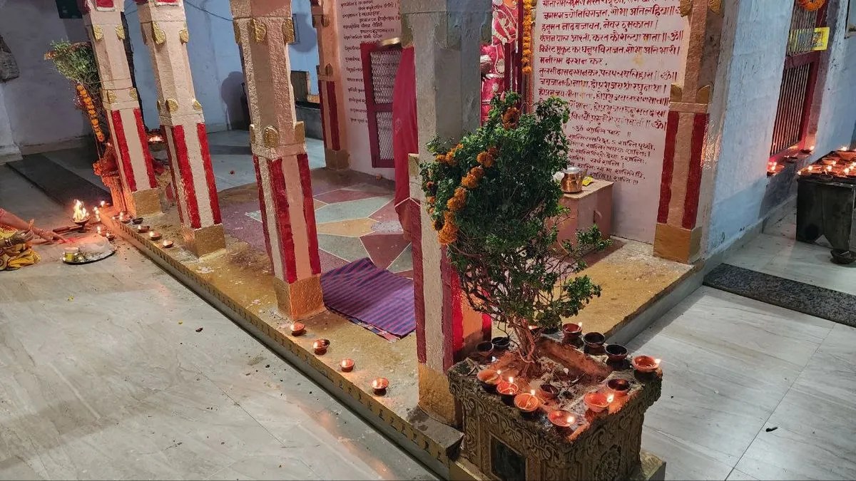 Video: मंदिरों में गूंजे जयघोष, पुष्प और दीपों से सजे धार्मिक स्थल