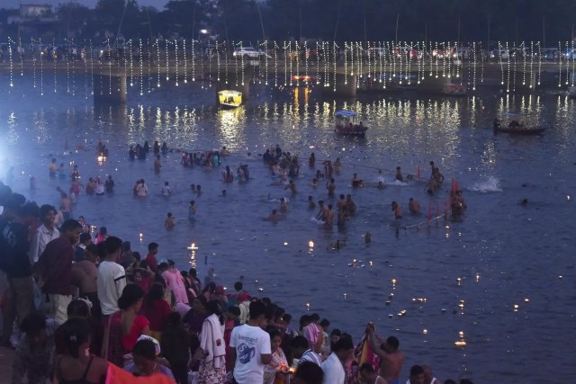 खारुन नदी में स्नान के साथ तीन दिवसीय मेले पर उमड़ा आस्था का सैलाब