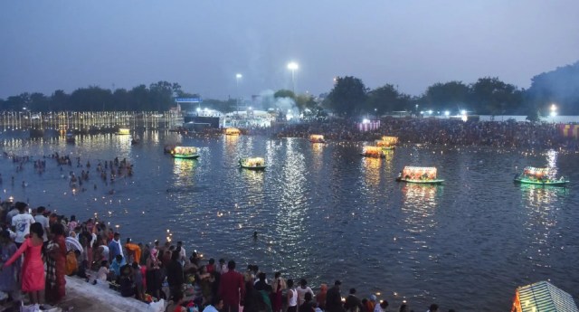 खारुन नदी में स्नान के साथ तीन दिवसीय मेले पर उमड़ा आस्था का सैलाब