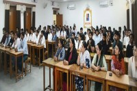 श्रद्धेय कर्पूर चन्द्र कुलिशजी के जन्म शताब्दी वर्ष पर व्यायानमाला के दौरान विचार व्यक्त करते मुख्य अतिथि एवं सभागार में मौजूद लोग।