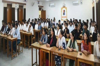 श्रद्धेय कर्पूर चन्द्र कुलिशजी के जन्म शताब्दी वर्ष पर व्यायानमाला के दौरान विचार व्यक्त करते मुख्य अतिथि एवं सभागार में मौजूद लोग।